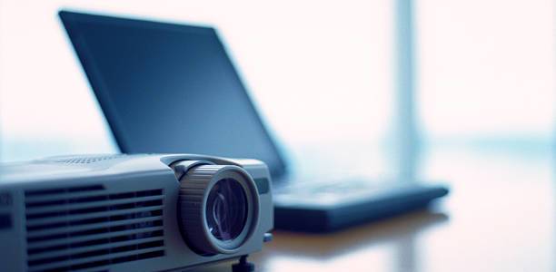 Mau Meeting Anti Drama? Begini Cara Setting Proyektor LCD Biar Presentasi Kamu Tetap On Point!