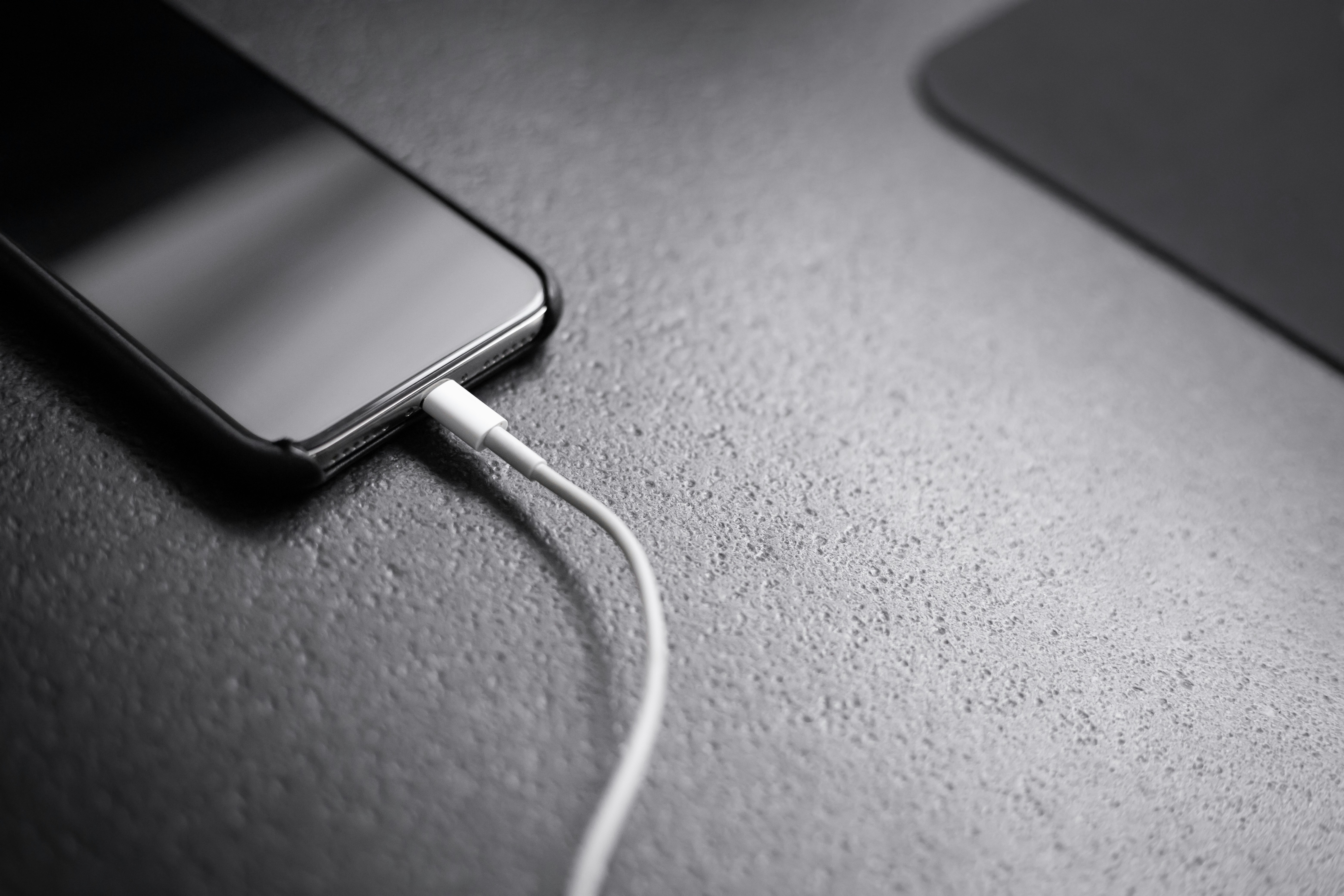 Amankah Fast Charging untuk Baterai iPhone Lama? Pilih Adapter Type-C MFi Wajib Ini
