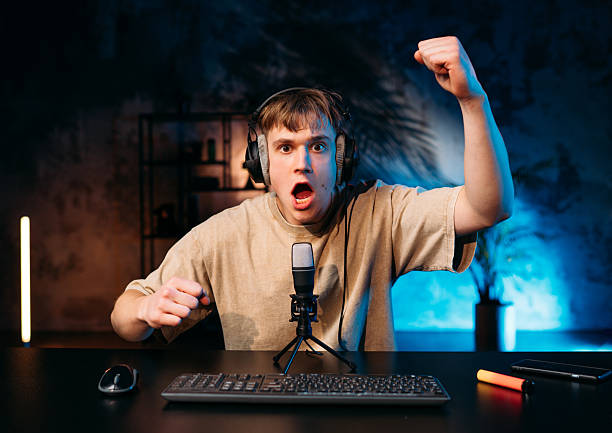 Simak! Ini Alasan Kenapa Mic Headset Biasa Nggak Cukup Buat Gamer Serius