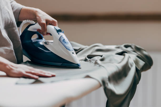 Setrika Nempel di Baju? Begini Cara Ampuh Membersihkan Setrika Kering Biar Kinclong Lagi!
