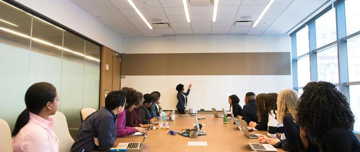 Siap Video Call Klien Global? Cek Dulu 4 Pilar Audio Visual Ruang Rapat Kantor