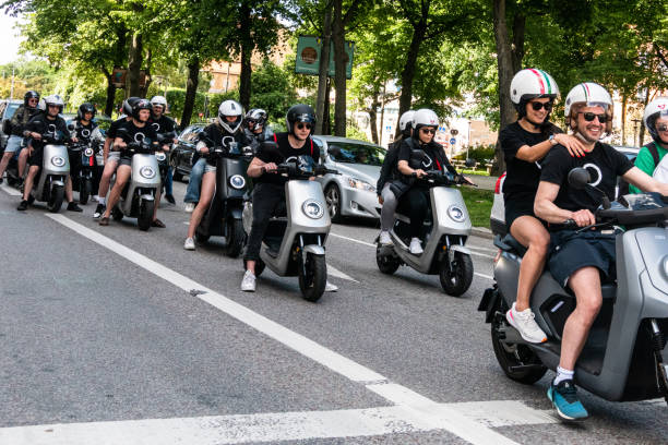 Motor Listrik Emang Lebih Aman? Tetap Wajib Pakai Helm, Ini Alasannya