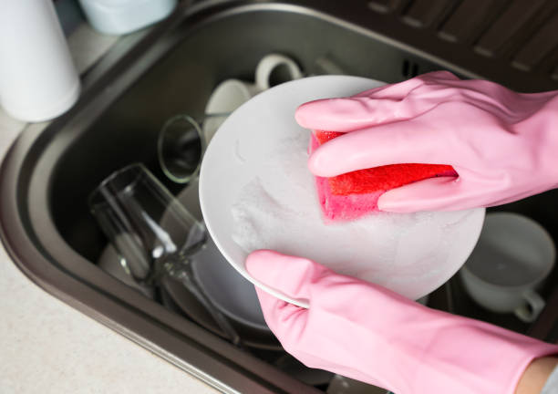 Alasan Kamu Harus Memakai Sarung Tangan Karet Saat Cuci Peralatan Dapur