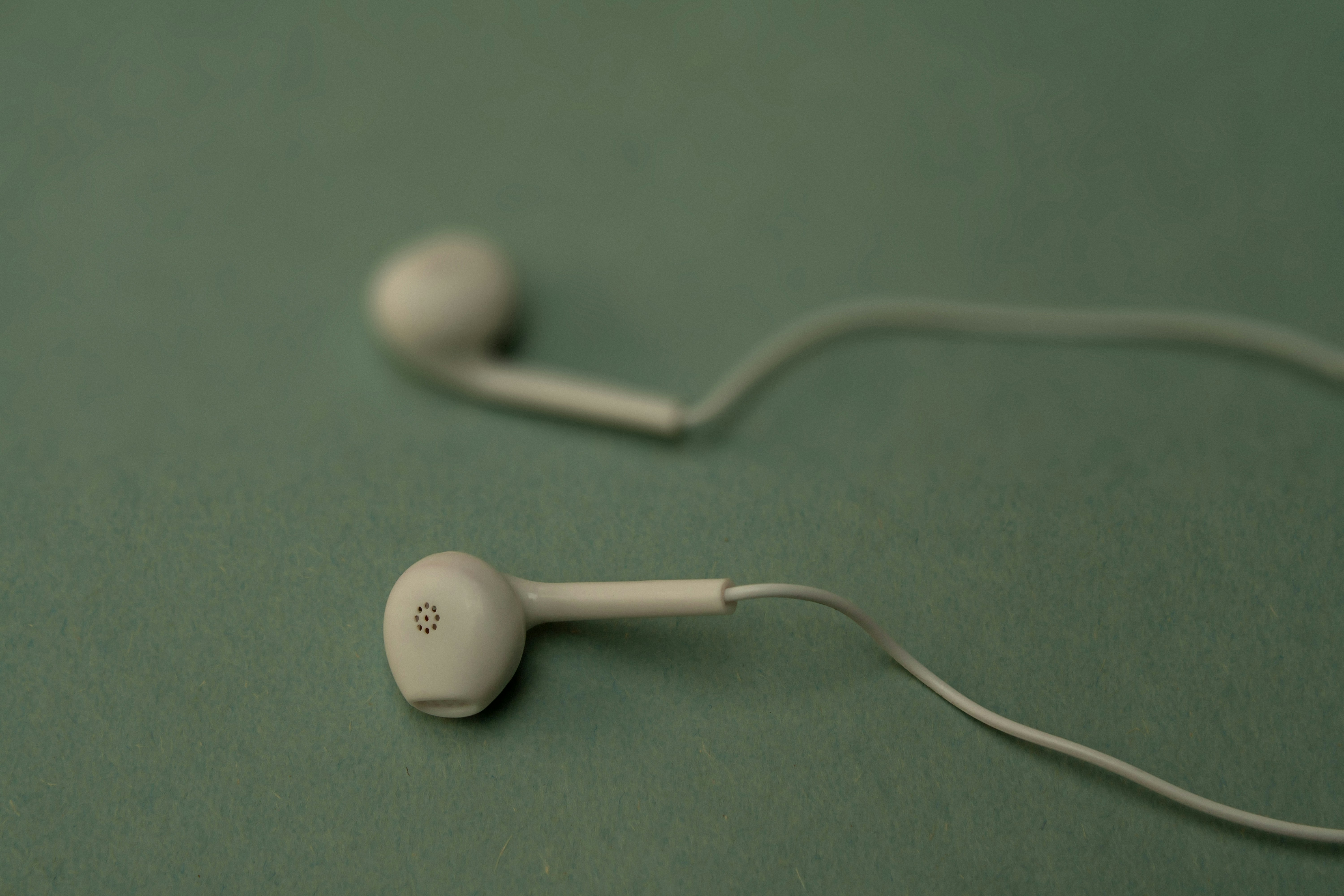 Masih Bingung? Intip Bedanya Headset Entry In-Ear dan In-Ear Biar Kamu Gak Salah Beli