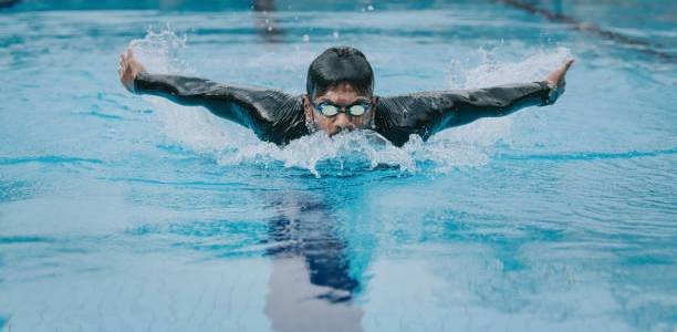 Biar Nyaman, Ini 7 Tips Memilih Baju Renang Pria untuk Olahraga Rutin Kamu
