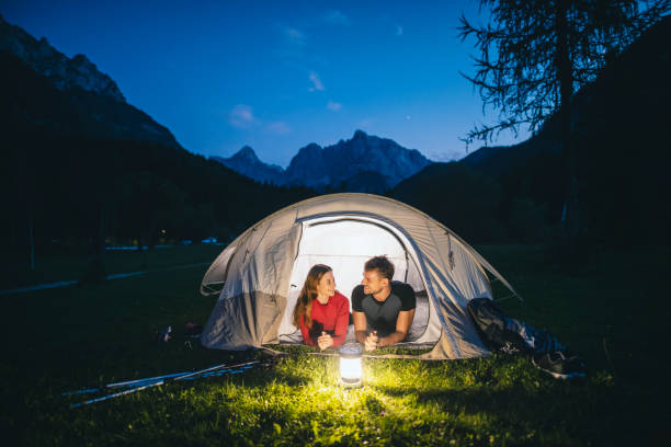 Lampu Lentera Portable Outdoor, Benda Wajib Camping dan Traveling