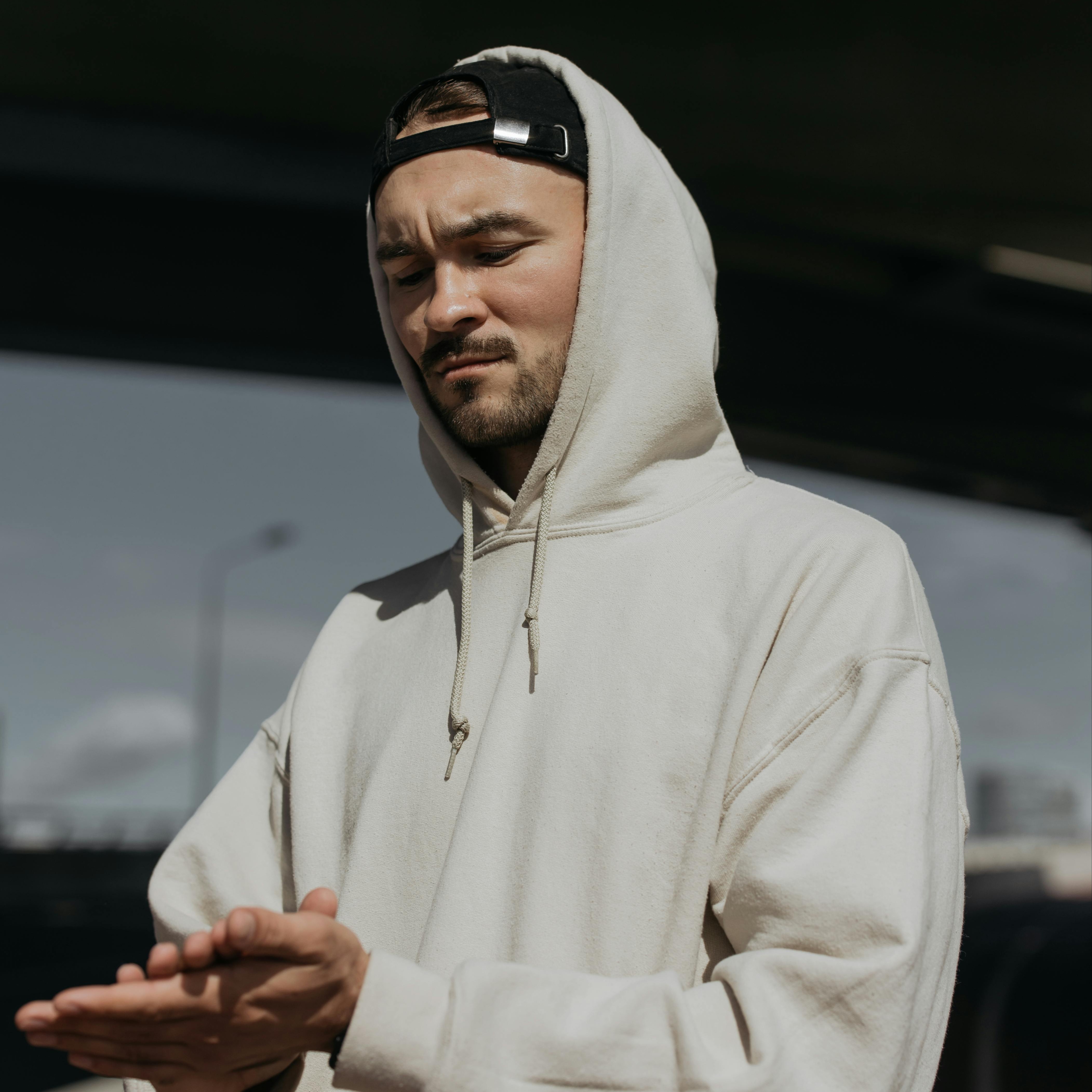 Cara Simpel Biar Tetap Ganteng? Pakai Hoodie Aja