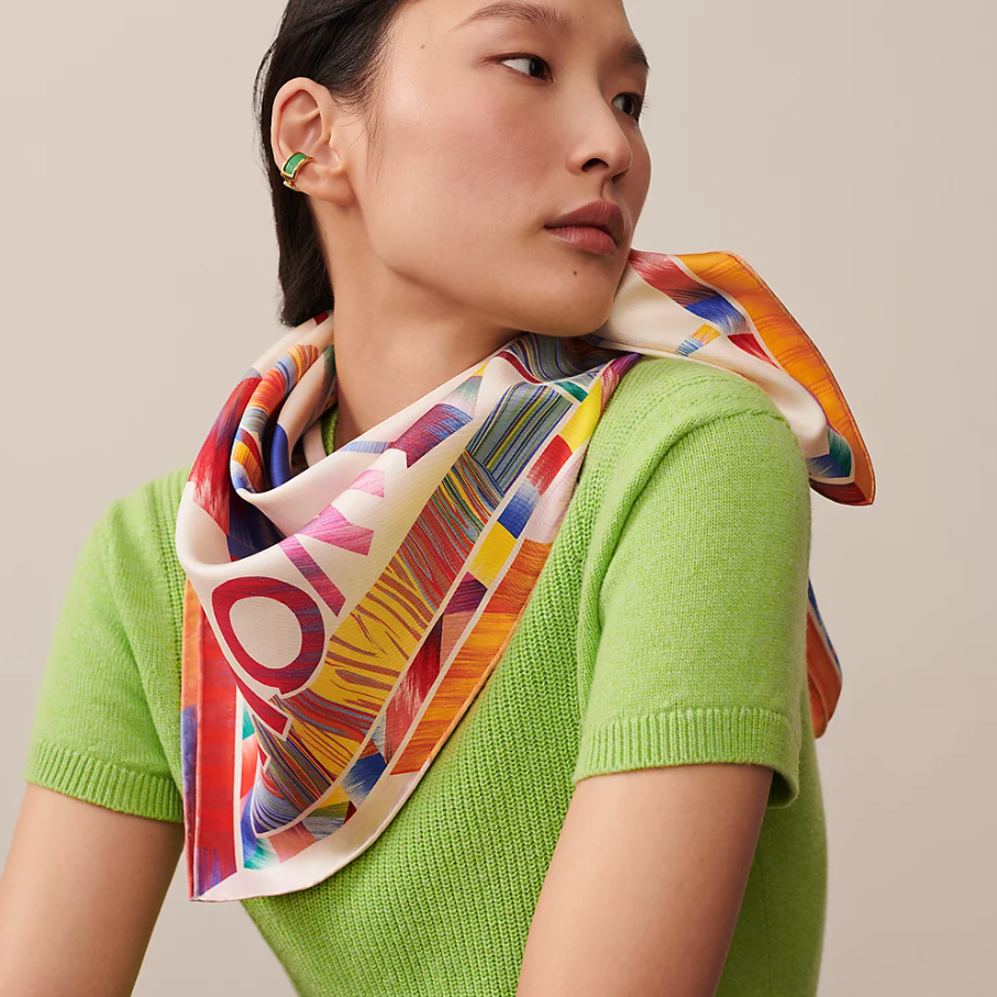 Level Up Fashion dengan Silk Scarf, Rahasia Tampil Chic & Stylish