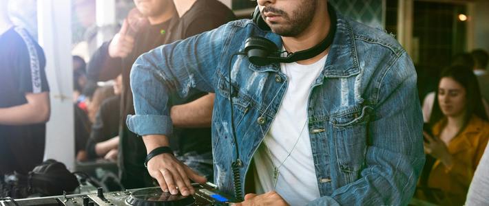 Headphone DJ Berkualitas, Kunci Sukses Penampilan di Atas Panggung?