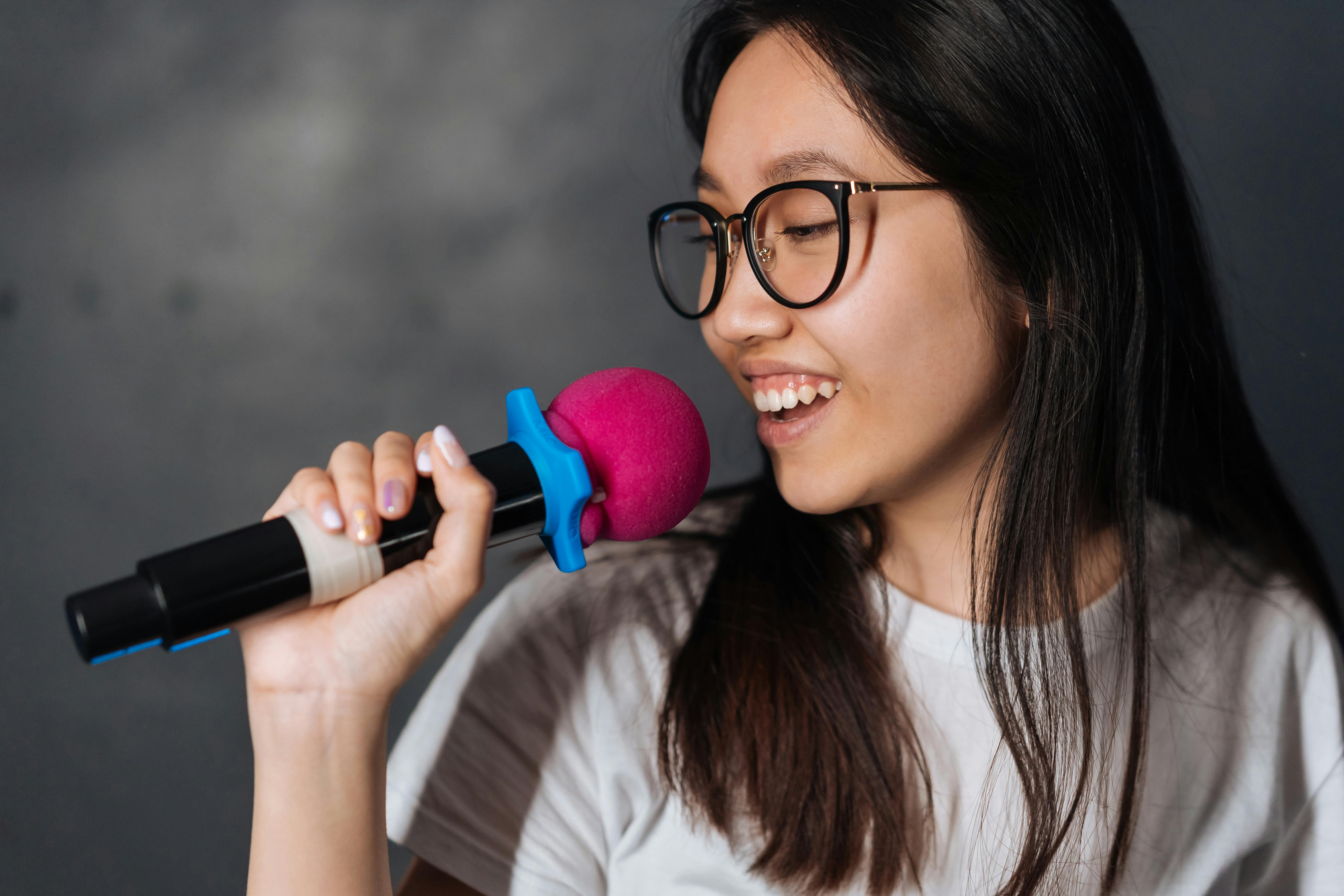 Biar Suara Kamu Makin Mantap, Saatnya Pakai Mic Wireless untuk Karaoke!