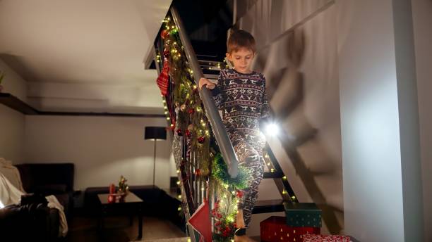 5 Ide Dekorasi Tangga dengan Garland Natal, Cantik dan Instagramable!