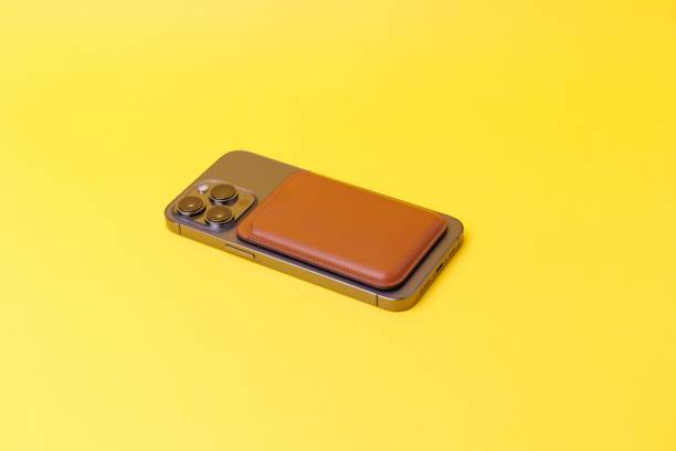 Sering Lupa Bawa Dompet? Satukan dengan Ponsel Pakai Magnetic Phone Card Holder!