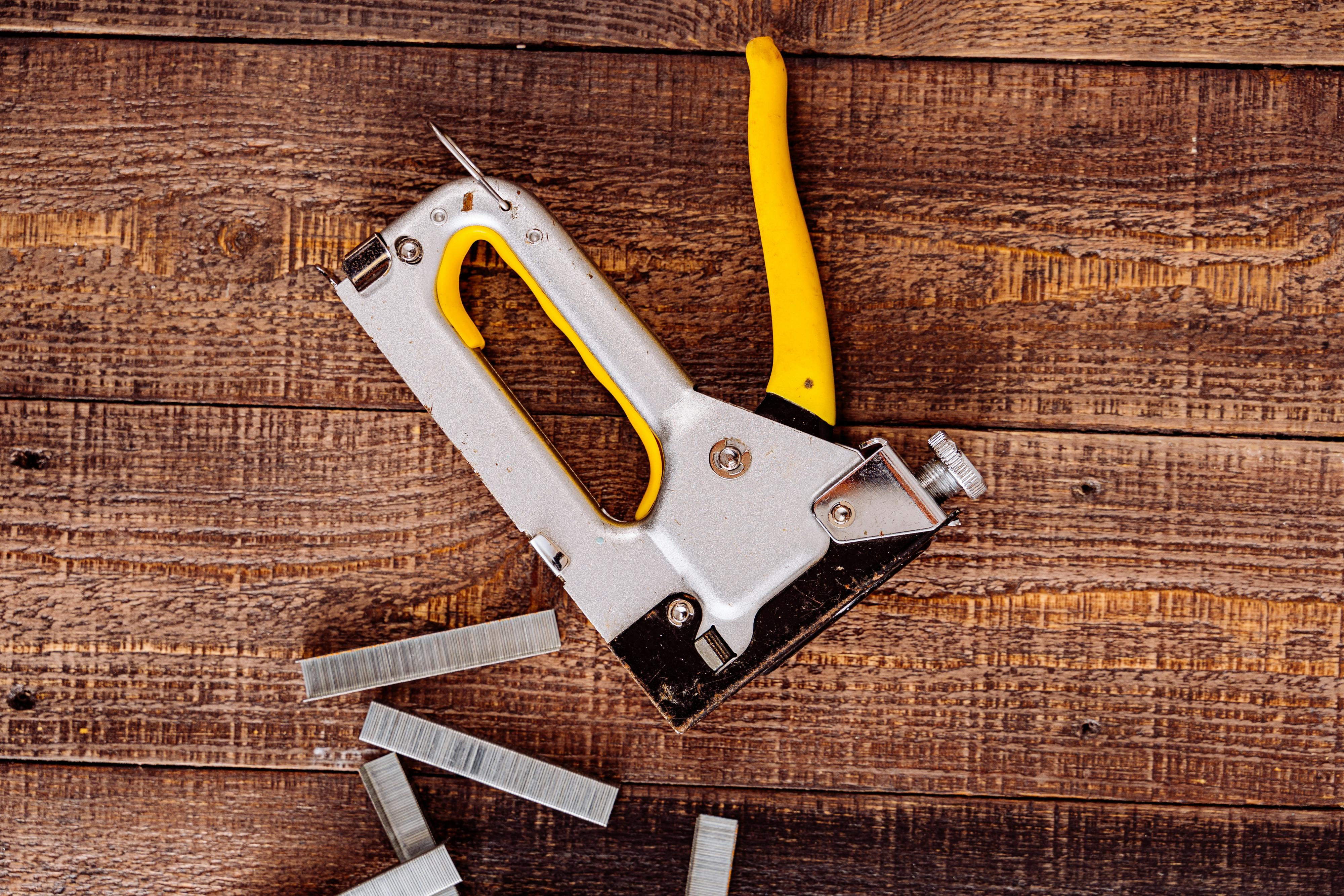 Wajib Punya di Kotak Perkakas! Fungsi Staple Gun untuk Sehari-hari