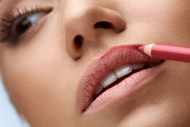 Cara Memperbaiki Garis Bibir yang Tak Rata Pakai Lip Liner
