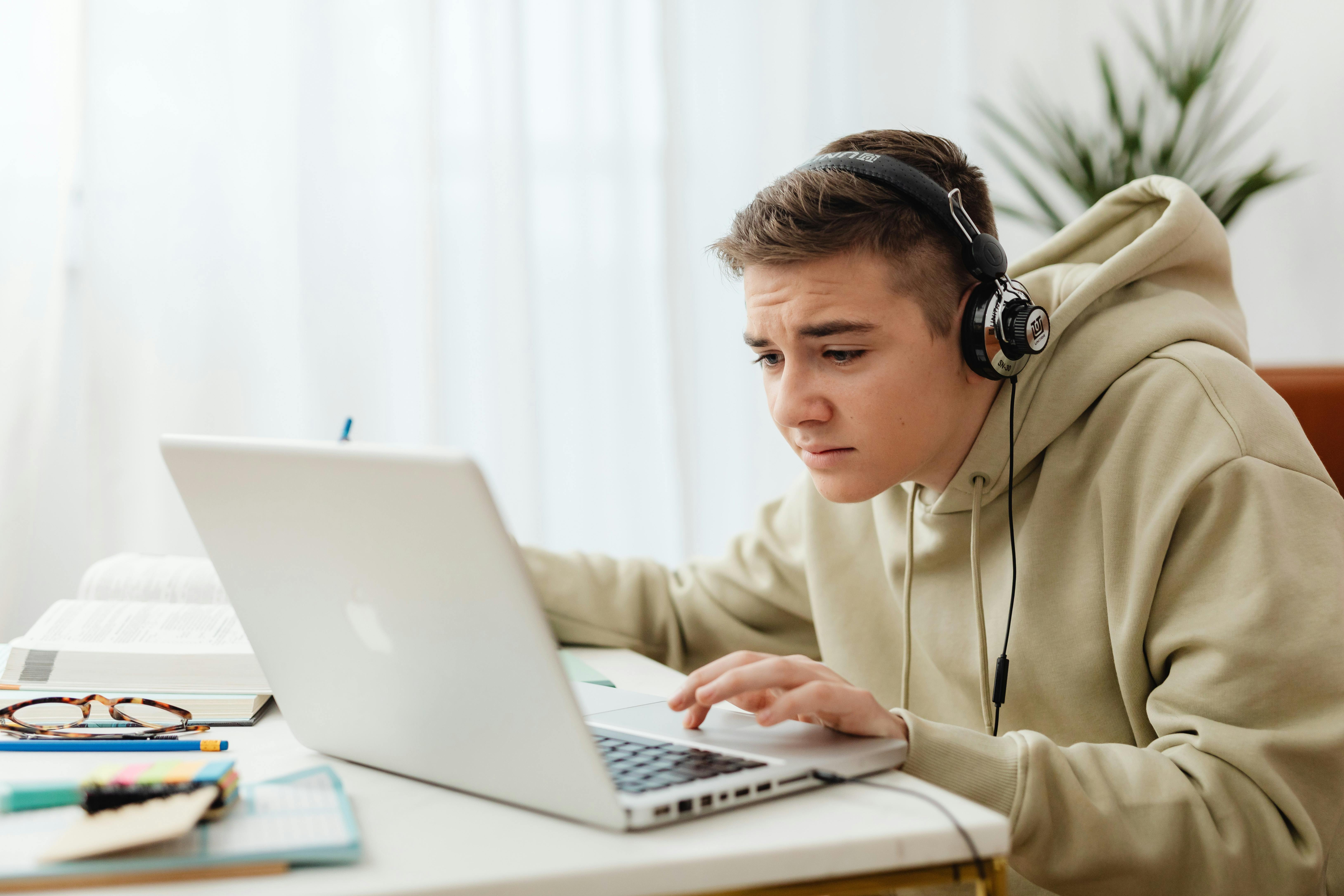 Berapa Lama Sih Aman Pakai Headphone Saat Kerja di Laptop? Ini Tips Biar Nggak Ganggu Telinga