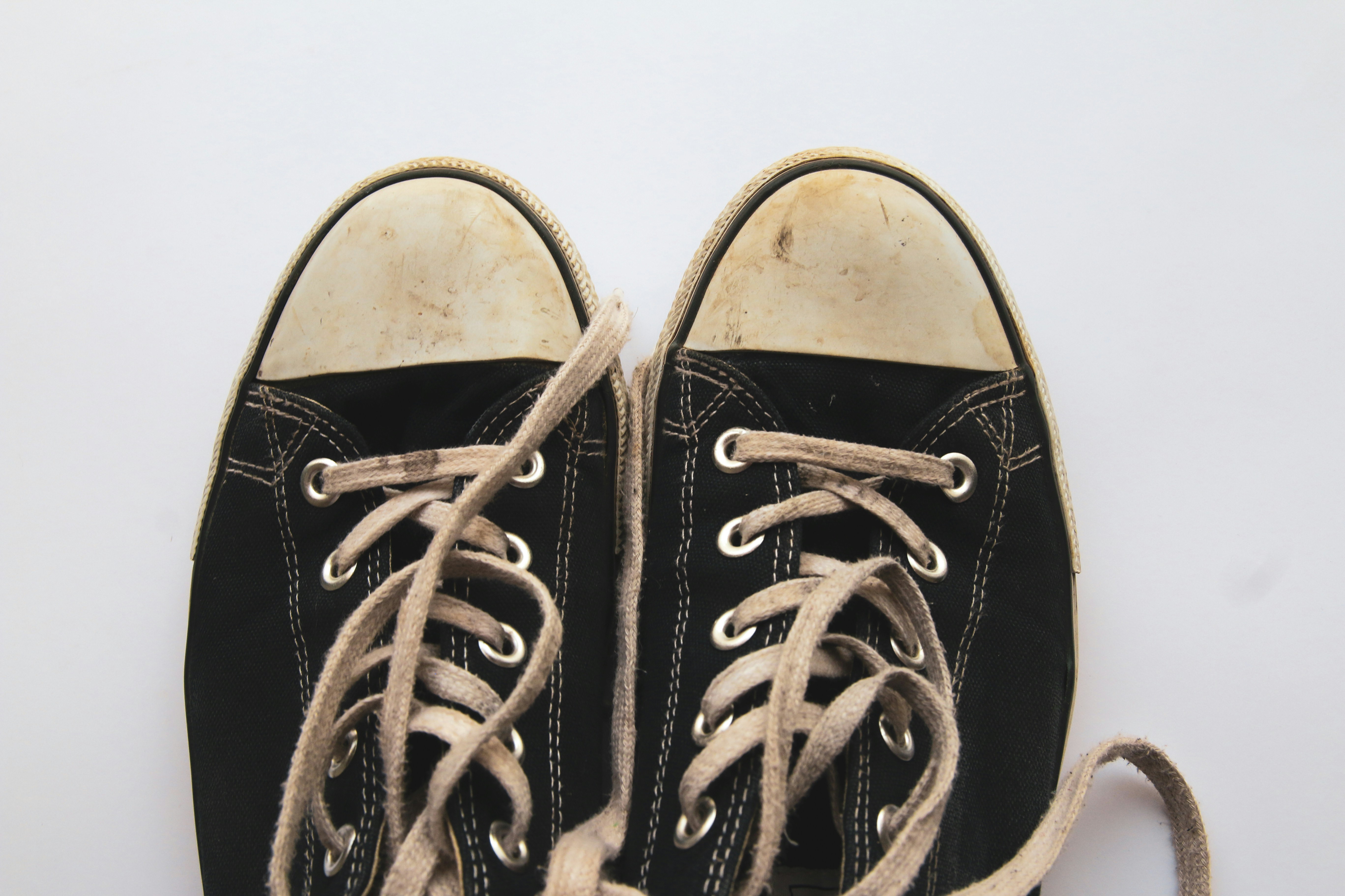 Sepatu Kena Cat? Begini Trik Biar Kembali Kinclong Seperti Baru