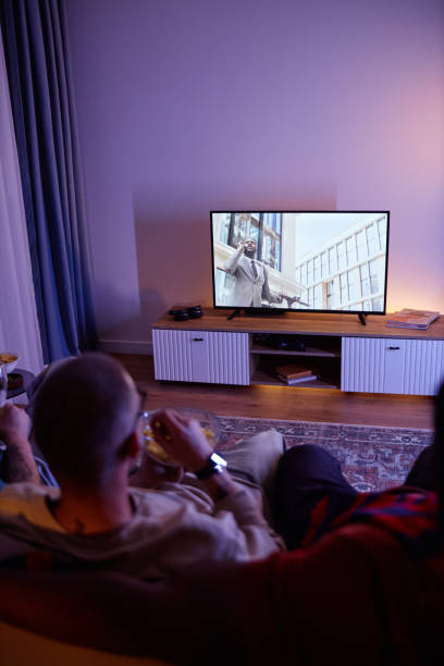 Android TV Stick vs Smart TV Mana yang Lebih Worth It di 2025