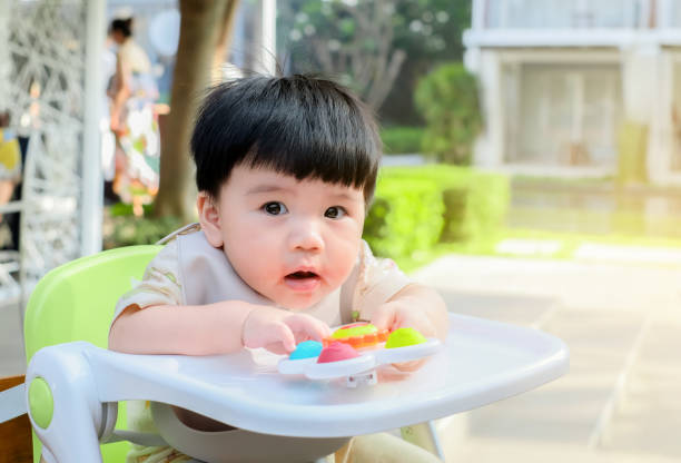 7 Aktivitas Edukatif yang Bisa Dilakukan Bayi Saat Duduk di Kursi Makan