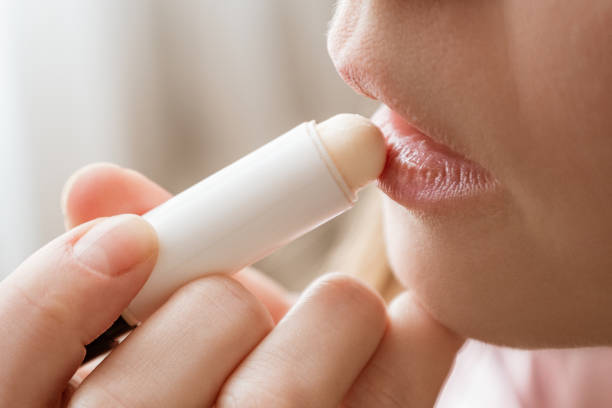 Kenapa Kamu Butuh Lip Balm Transparan di Tas Makeup-mu Sekarang Juga