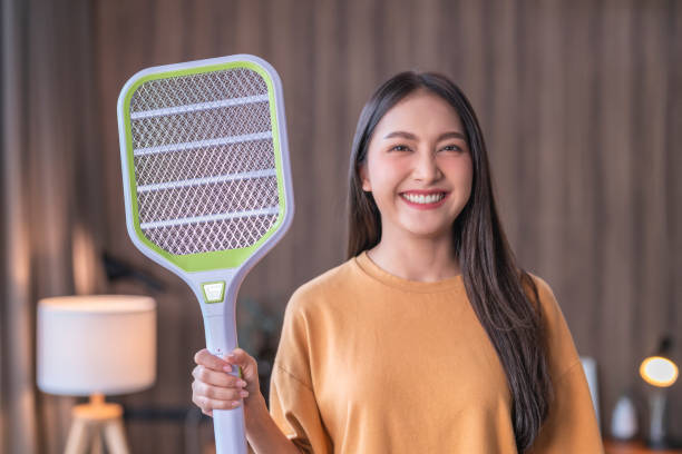 Raket Nyamuk Rechargeable vs Baterai, Mana yang Lebih Ampuh dan Tahan Lama?