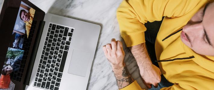 Lebih dari Sekadar Kamera, Mengapa Webcam Wajib Nyala di Setiap Rapat Tim!