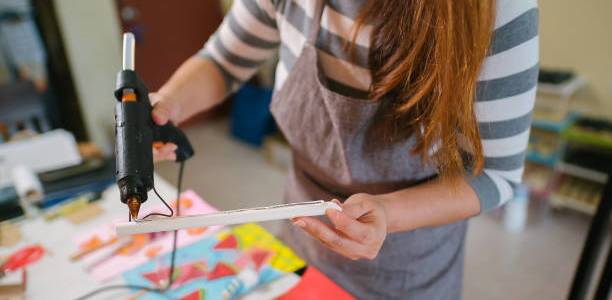 Berapa Lama Waktu yang Dibutuhkan agar Lem Tembak Siap Dipakai?
