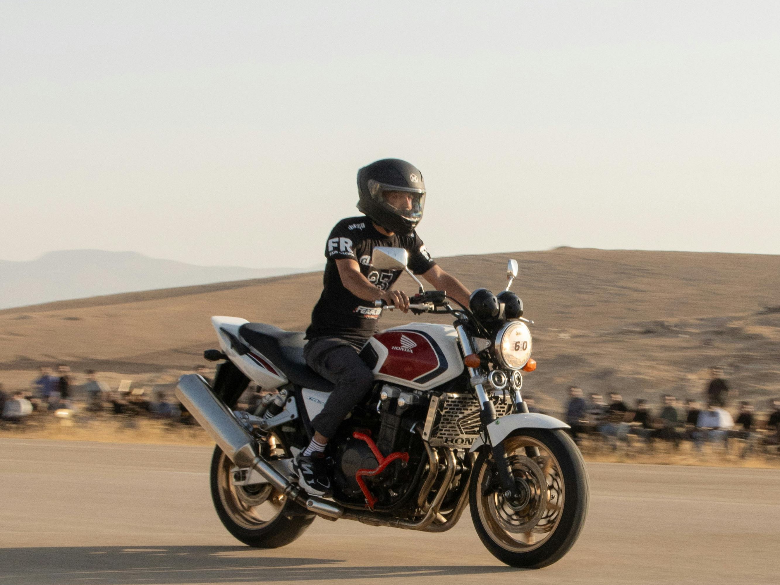 Tips Berkendara Nyaman di Cuaca Panas dengan Buff Motor