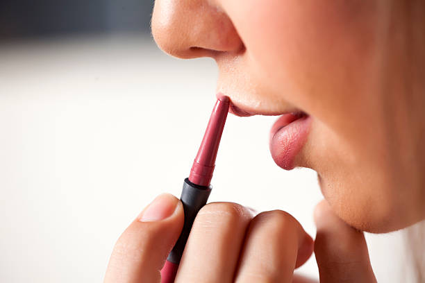 5 Kesalahan Pakai Lip Liner yang Bikin Wajah Terlihat Tua