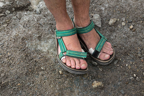 Pilihan Sandal Gunung yang Nyaman saat Berpetualang di Alam