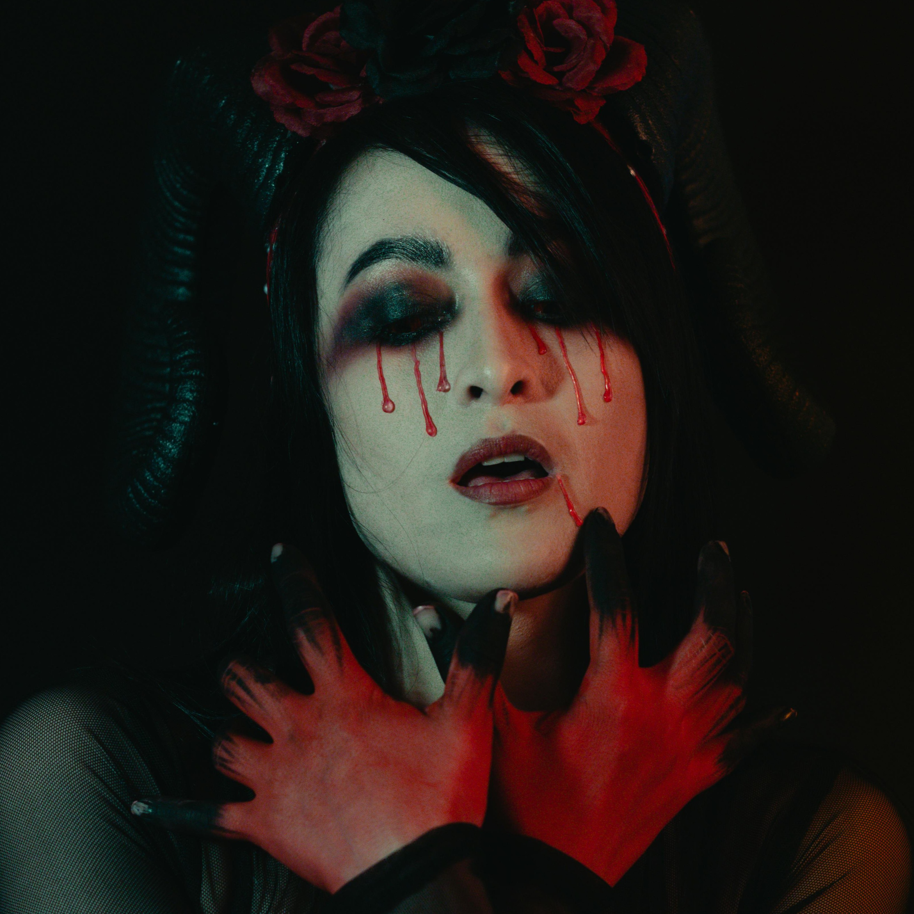 Last Minute Look Halloween? Cuma Butuh 3 Produk untuk Blood Liner Dramatis