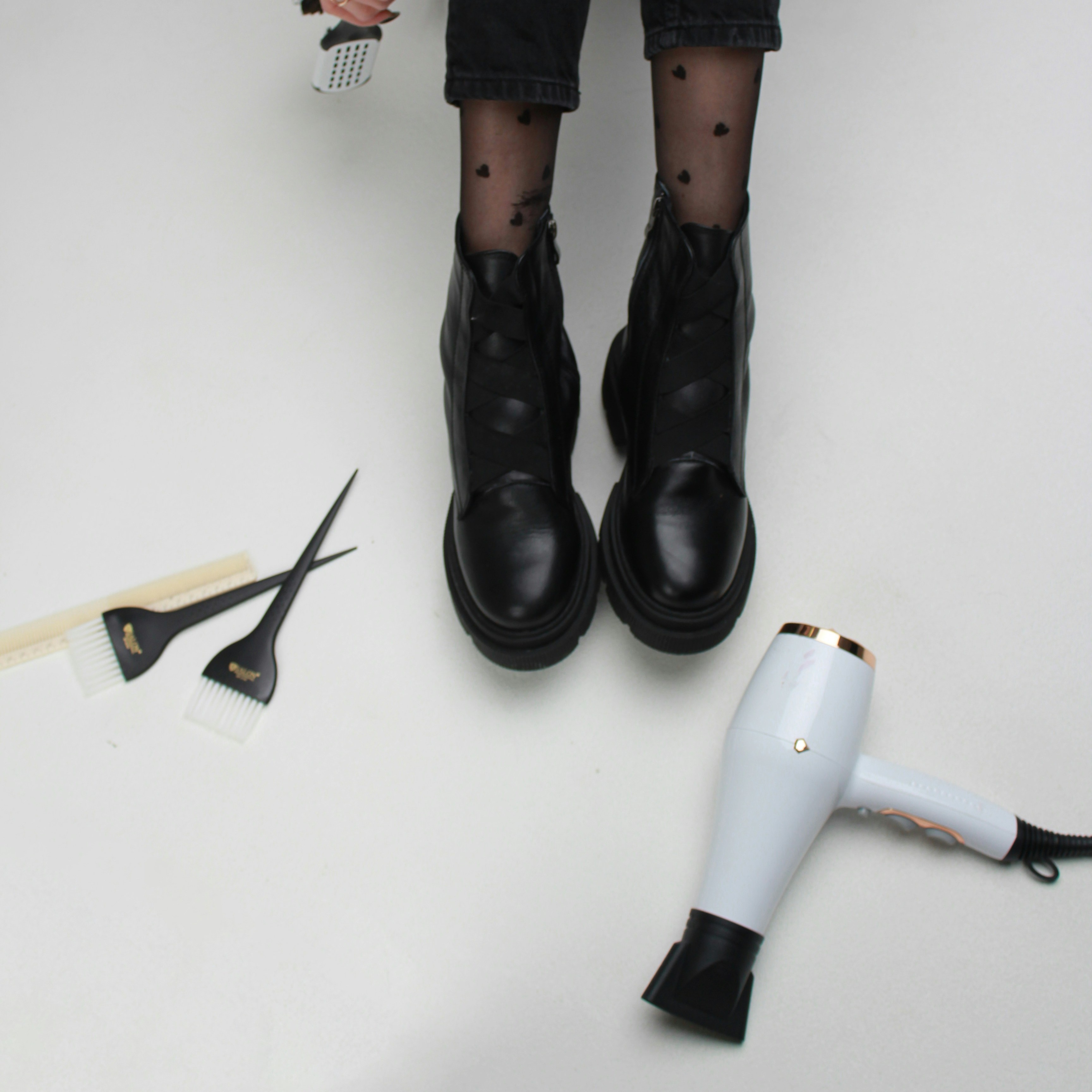 Bye-Bye Rambut Lepek Saat Liburan, Hair Dryer Portable Ini Selalu Siap di Tas!