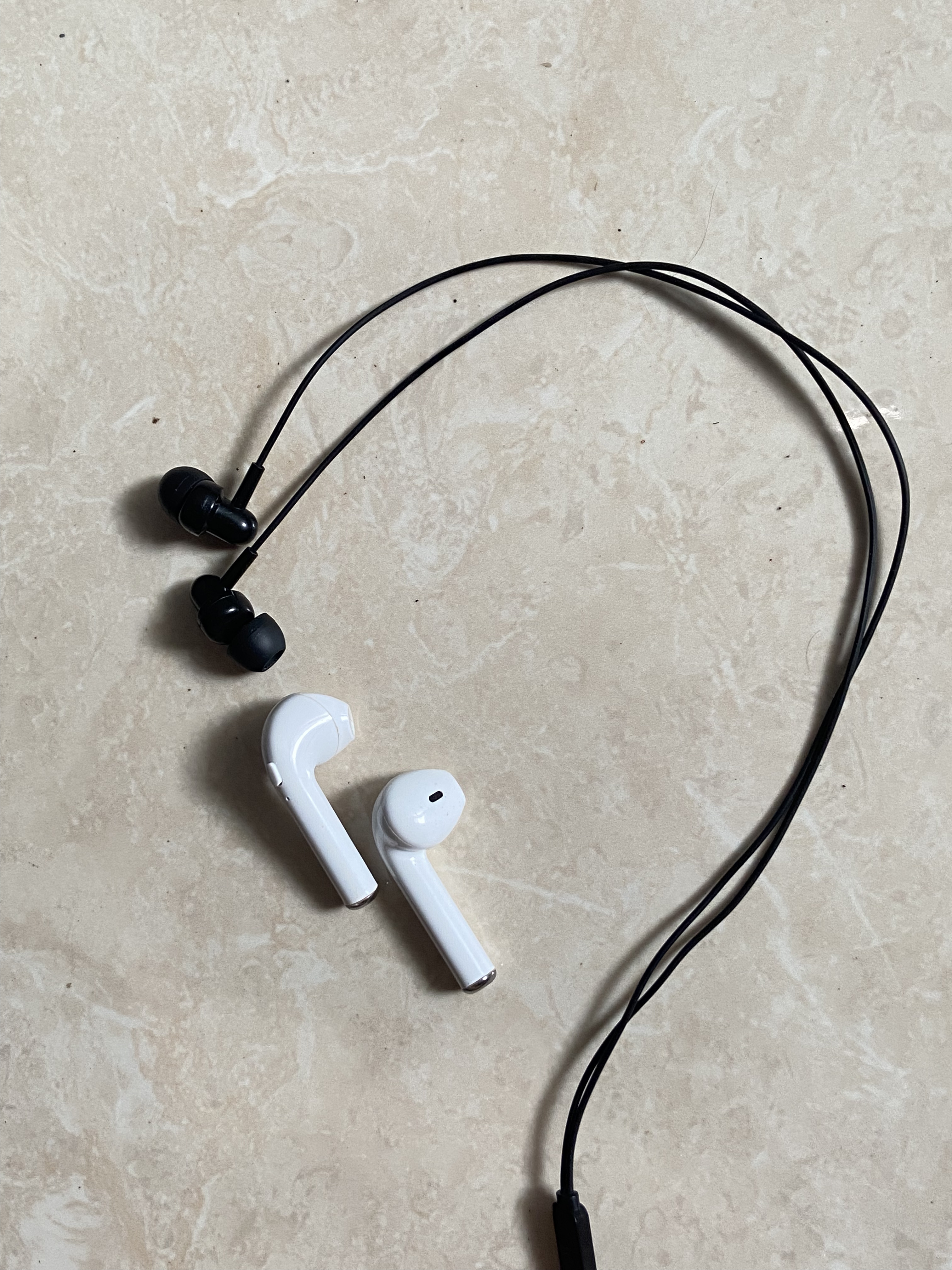 Tim Wireless atau Kabel? Ini Perbedaan Headset dan Earbuds