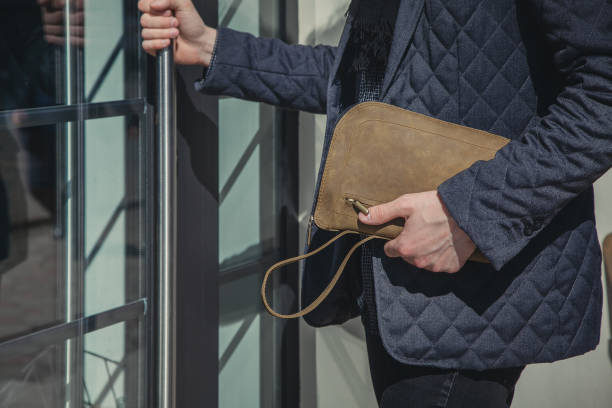 Clutch Bag Pria, Solusi Praktis untuk Bawa Barang Penting Sehari-Hari