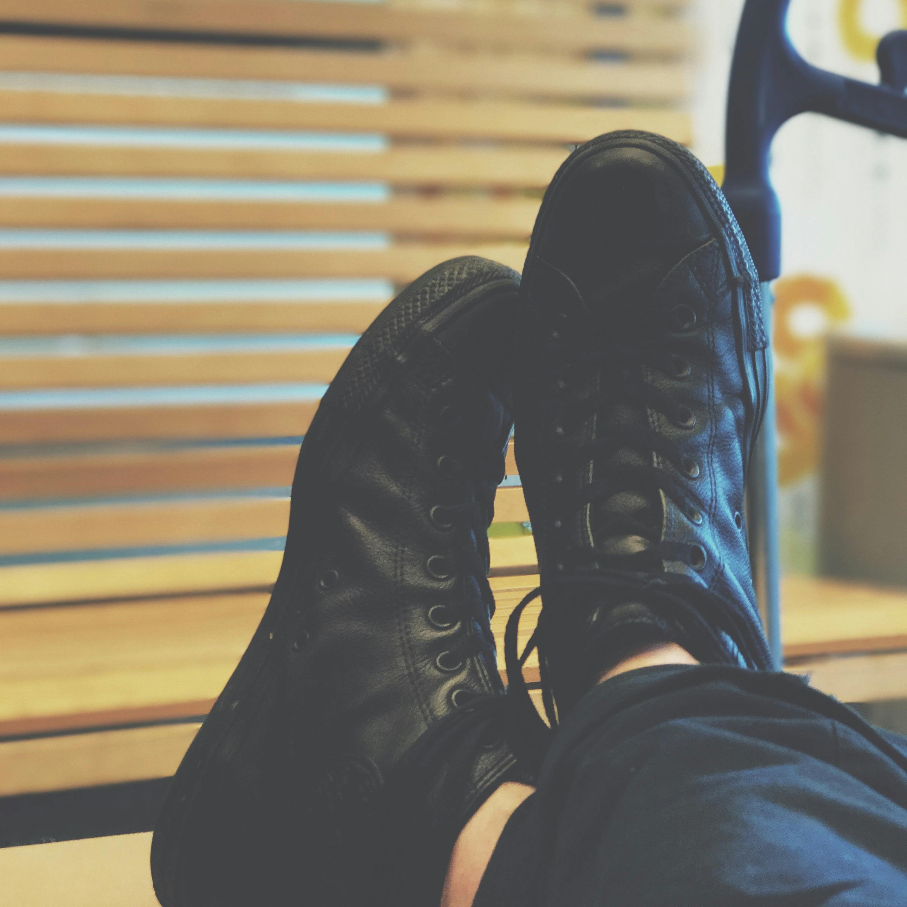 Sepatu Sneakers Lokal All Black Wajib Punya, Bikin Gaya Makin Keren!