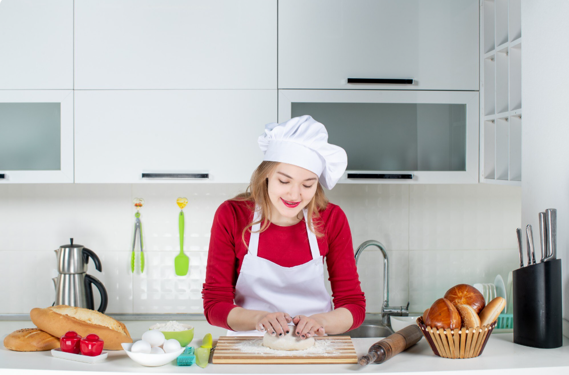 5 Alasan Mengapa Kamu Harus Pakai Apron Saat Berkegiatan di Dapur
