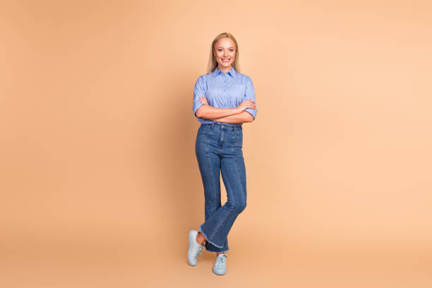 3 Trik Memadukan Kemeja Wanita dengan Celana Jeans untuk Look Santai