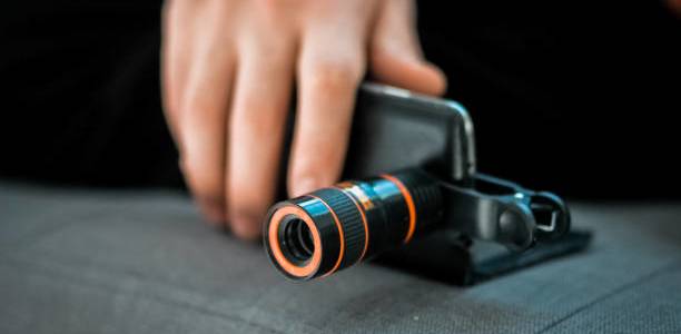 Kamera HP Gak Mendukung Buat Ngonser? Pakai Lensa Zoom Tambahan Supaya Kelihatan Makin Dekat!