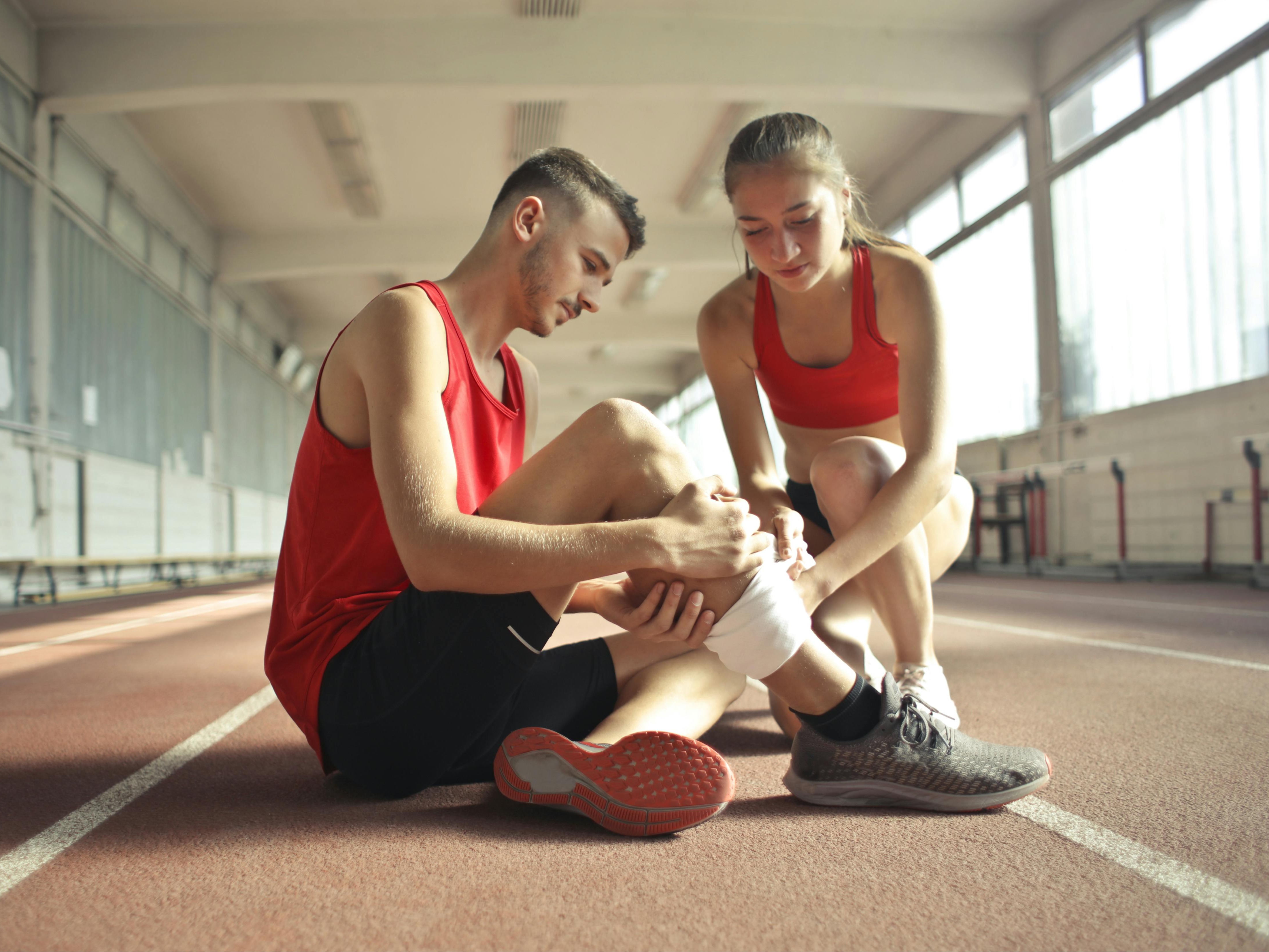 6 Tips Praktis Mengurangi Kaki Bengkak saat Bekerja atau Beraktivitas