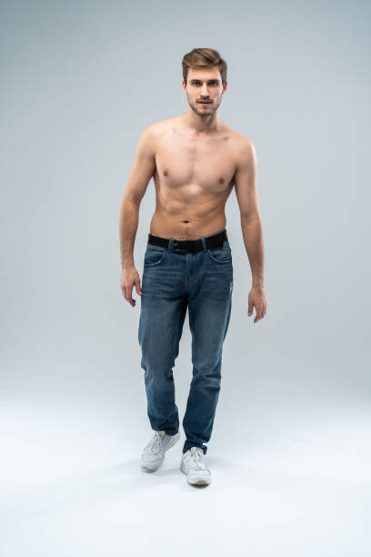 Dear Cowok, Mau Tampil Stylish Pakai Jeans Slim Fit? Ini Tipsnya