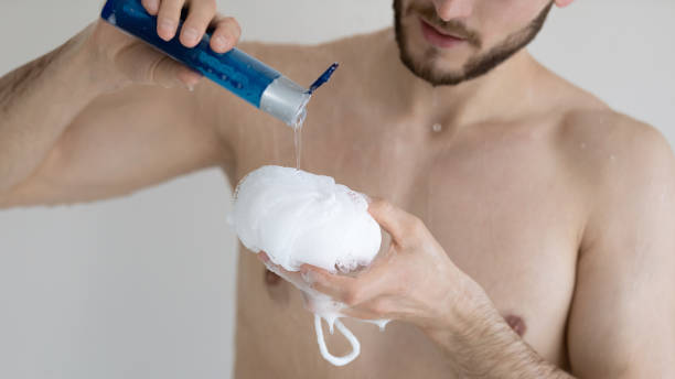 Kebiasaan Mandi yang Diam-Diam Merusak Kulit Pria