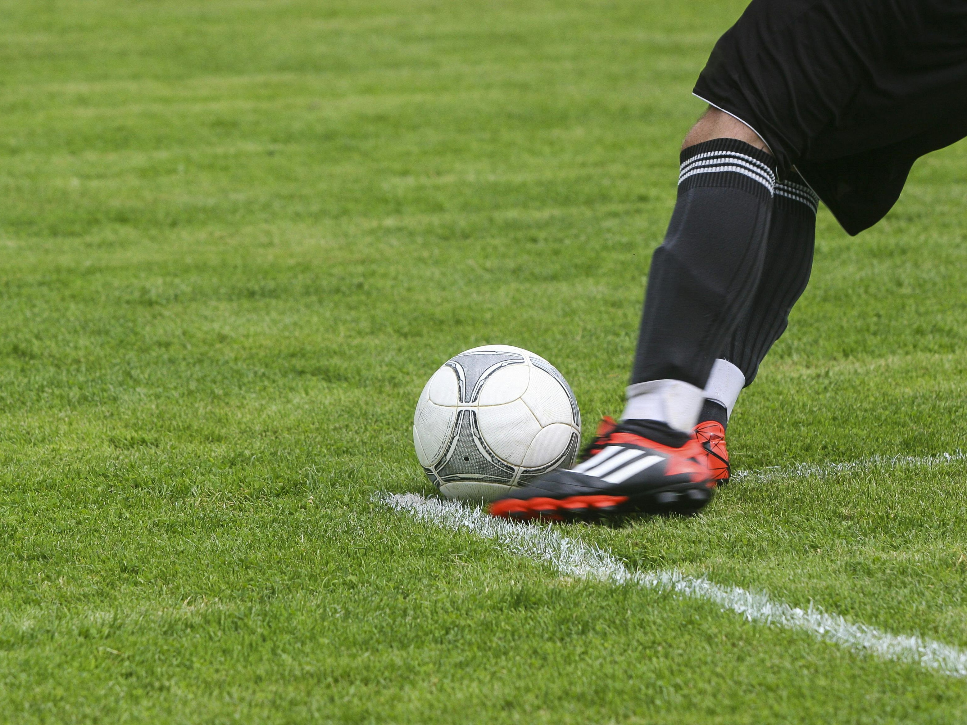 7 Cara Mudah Memilih Bola Sepak Sesuai Kebutuhan