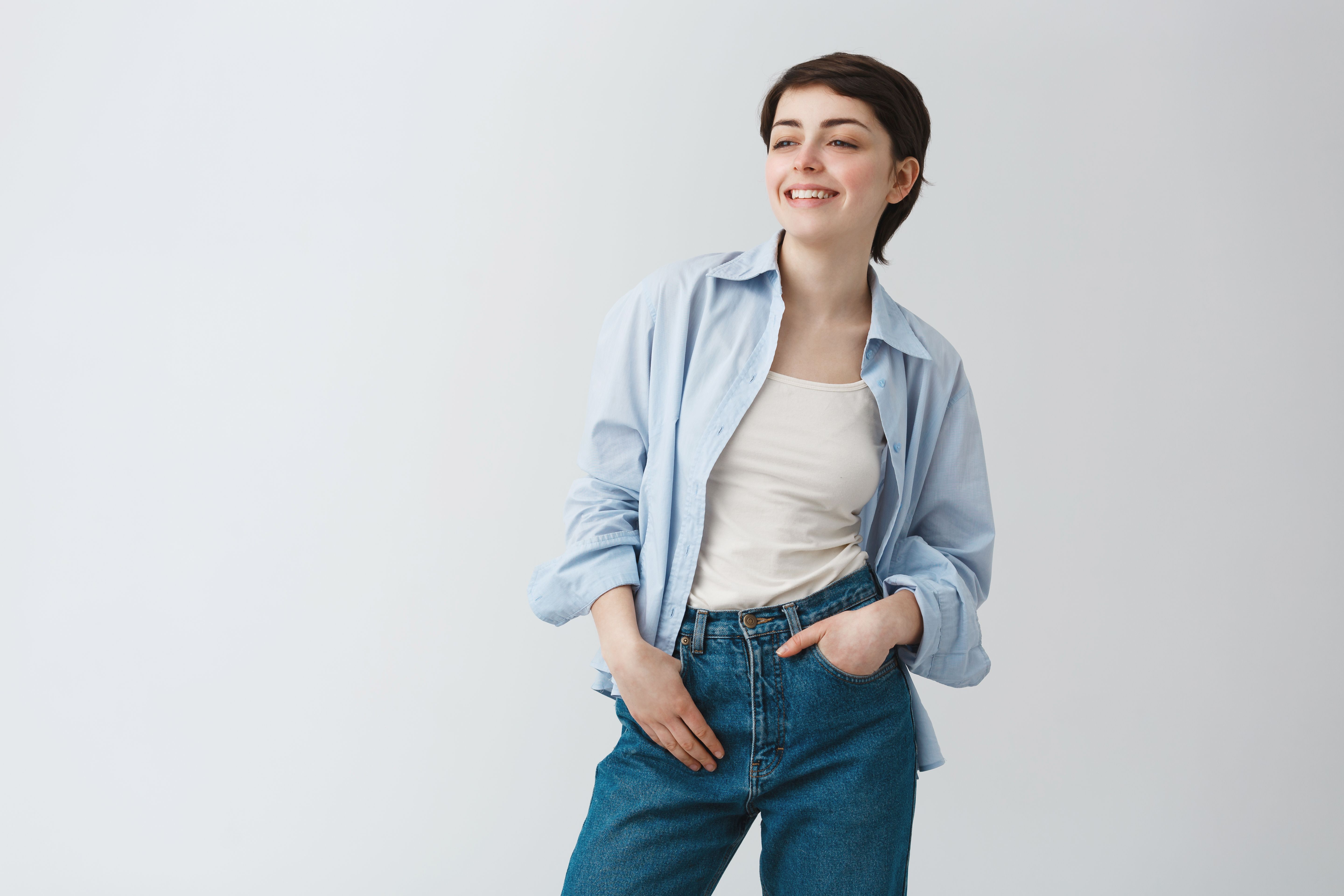 3 Trik Memadukan Kemeja Wanita dengan Celana Jeans untuk Look Santai