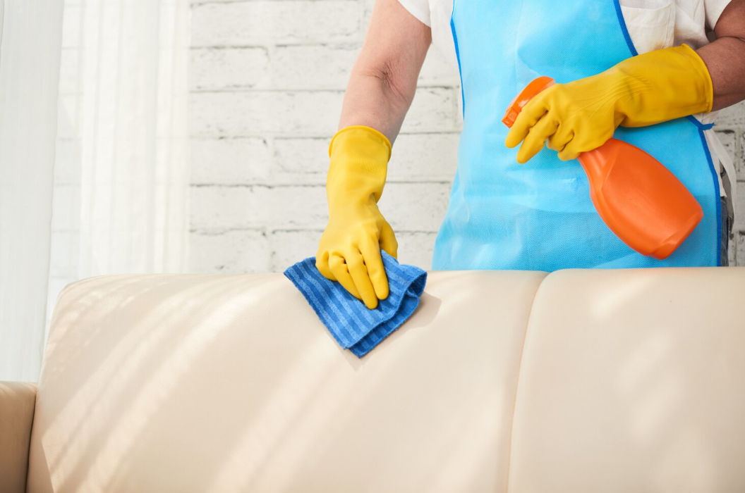 7 Cara Membersihkan Sofa Kain agar Tidak Bau dan Tetap Awet