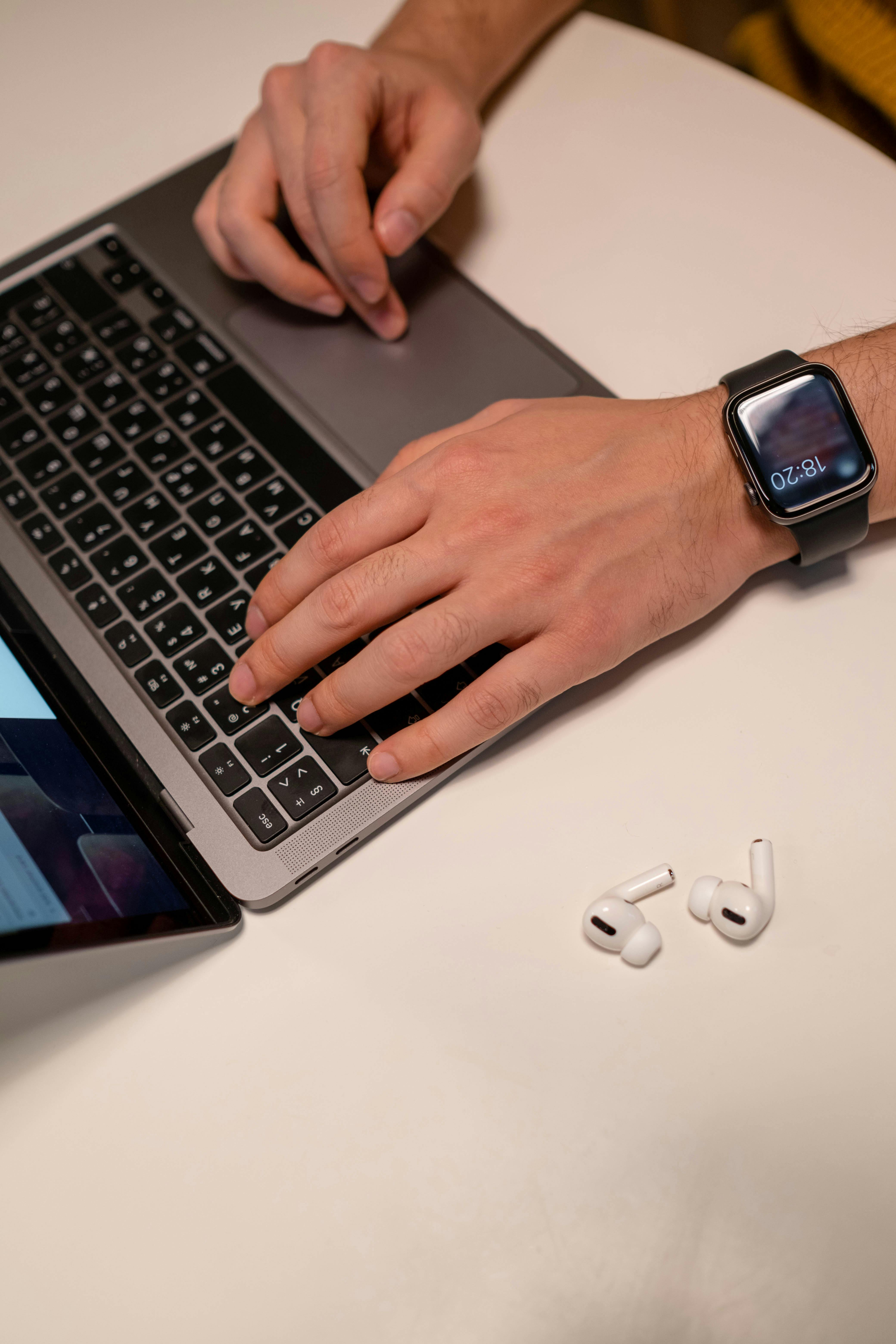 Sistem Notifikasi Cerdas Smartwatch, Bikin Kerja Kantoran Anti Distraksi
