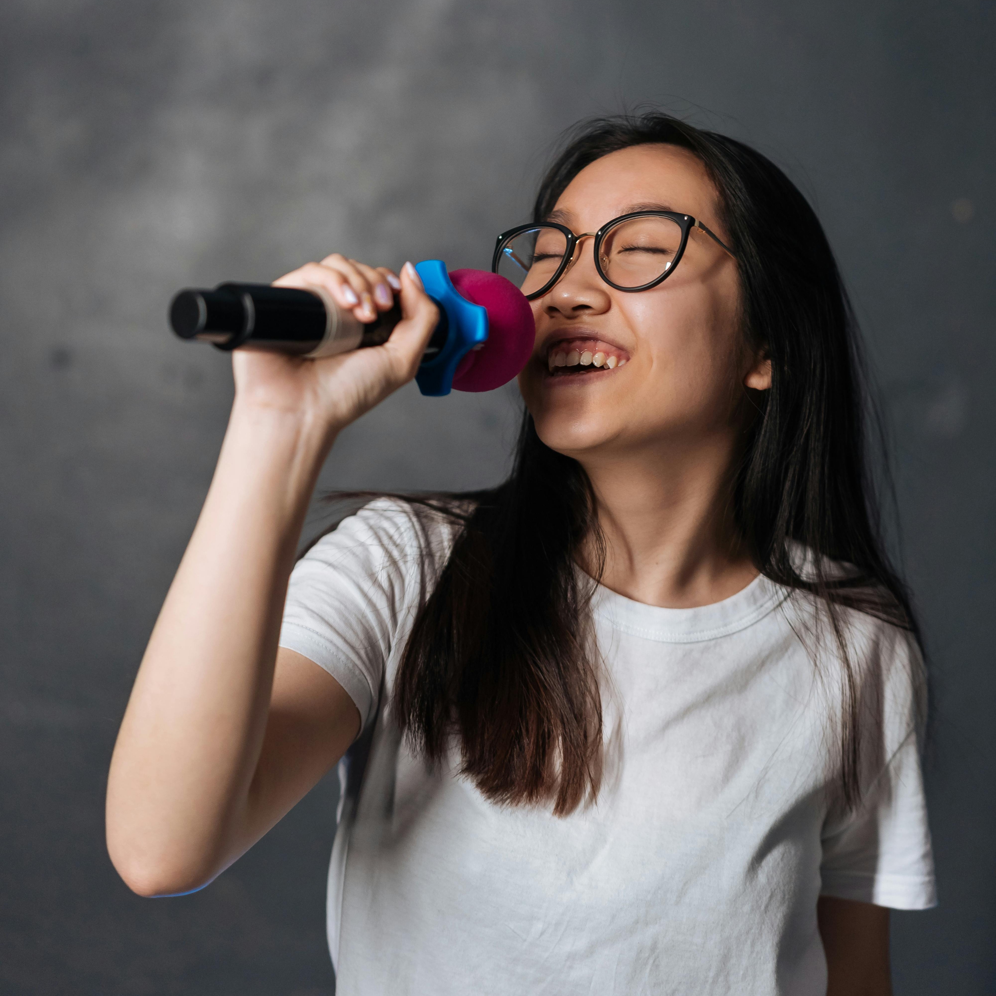 Biar Suara Kamu Makin Mantap, Saatnya Pakai Mic Wireless untuk Karaoke!
