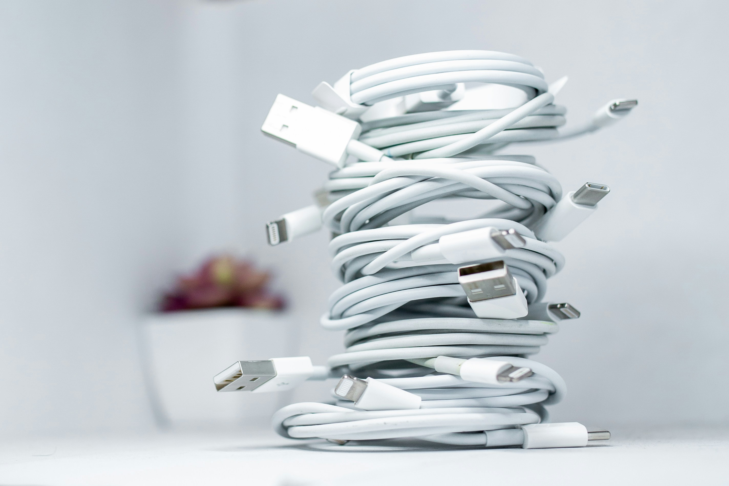 Bye-bye Kabel Kusut! Cuma Butuh Satu Gadget Ini untuk Charge Semua HP dan Device Kamu