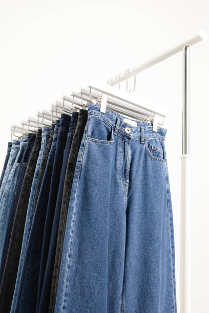 Ide Gaya Street Style dengan Celana Jeans High Waist Wanita