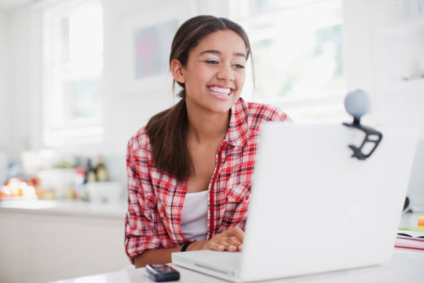 Kamera Laptop Gelap dan Mic Kurang Jernih? Tenang, Ada Webcam dengan Mic Built-In yang Siap Atasi!