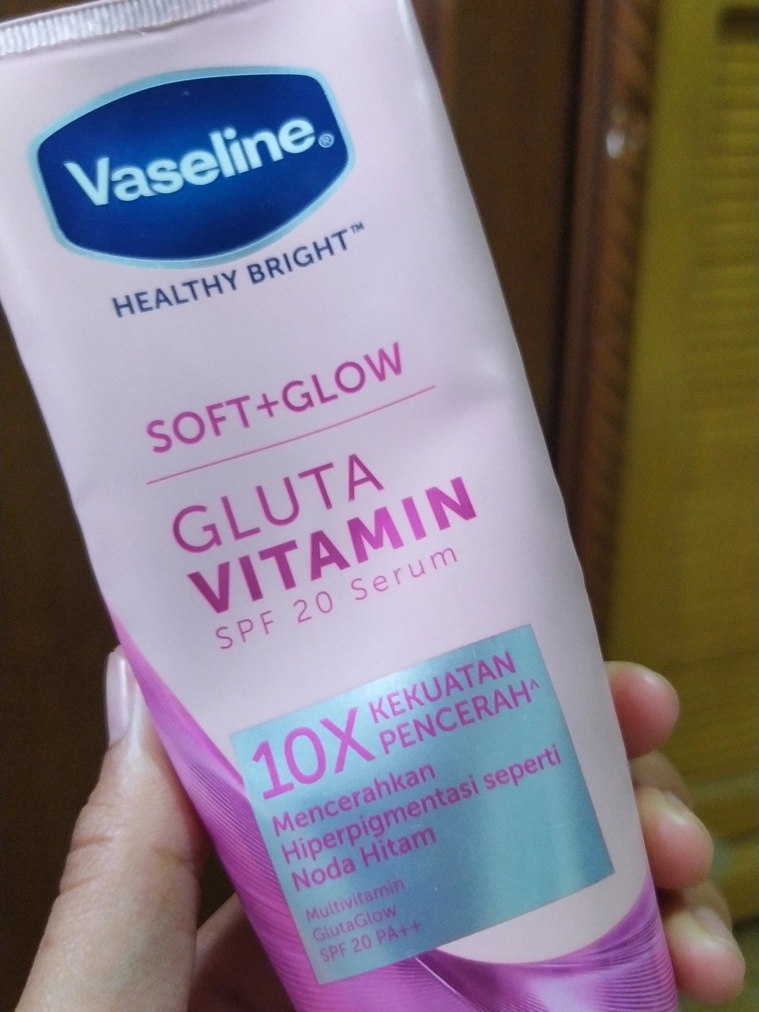 Review Vaseline Gluta Vitamin Soft + Glow, Body Serum Pencerah dengan SPF 20 untuk Kulit Glowing