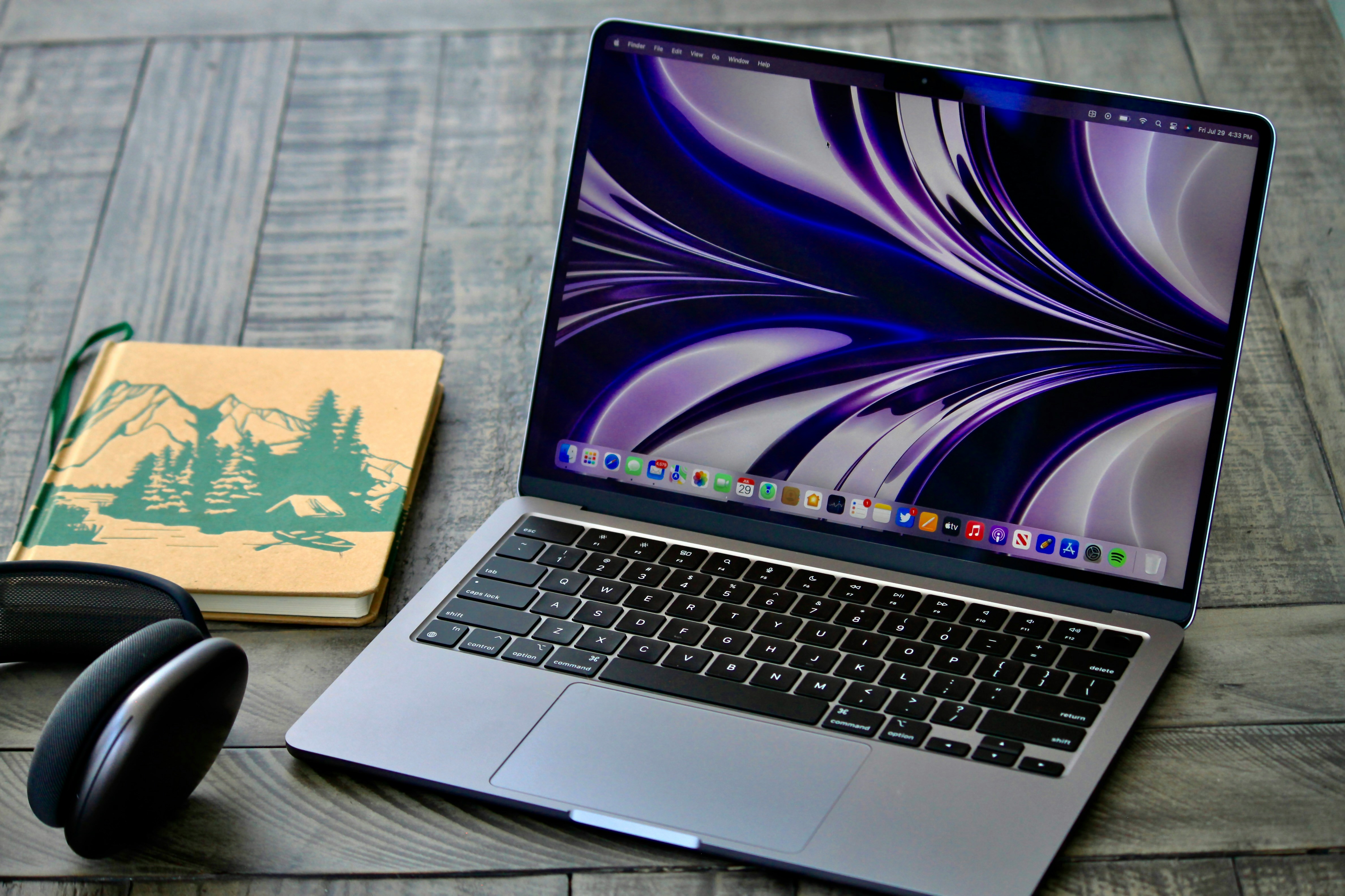 Lupakan Laptop Lama! MacBook Air M2 Bukan Main-Main Lagi
